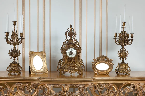 antik óra és gyertyatartó.