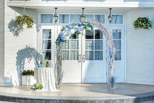 Arch Vines çiçeklerle düğün