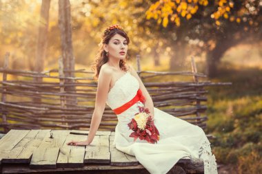 Kapalı üzerinde oturan gelin ahşap iyi