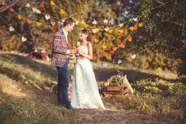 Yeni evliler birbirlerine gülümse