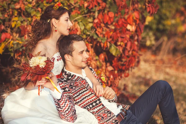 Portrait of bride and groom in autumn park — Stock Photo, Image