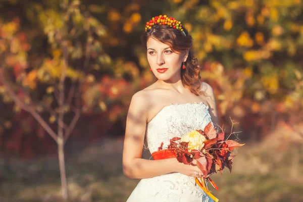 Porträt der Braut mit Blumenstrauß im Park — Stockfoto