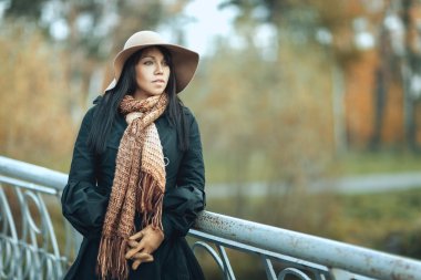 Kız şapka ayakta köprüde