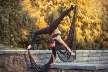 Acrobat kız bir yandan ayakta