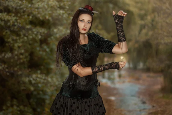 Saati zincir halinde tutan kız