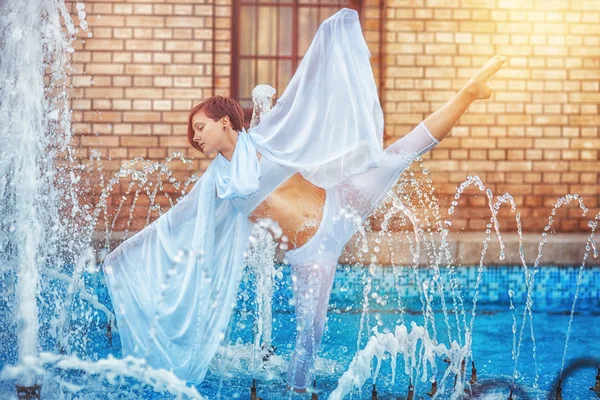 Mädchen tanzt in einem Brunnen — Stockfoto