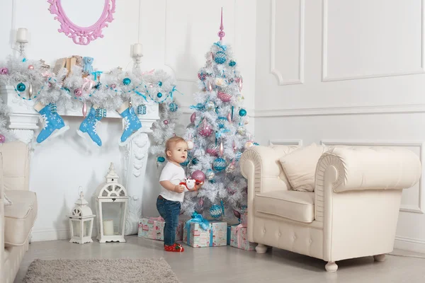Bebê bonito perto de uma árvore de Natal — Fotografia de Stock
