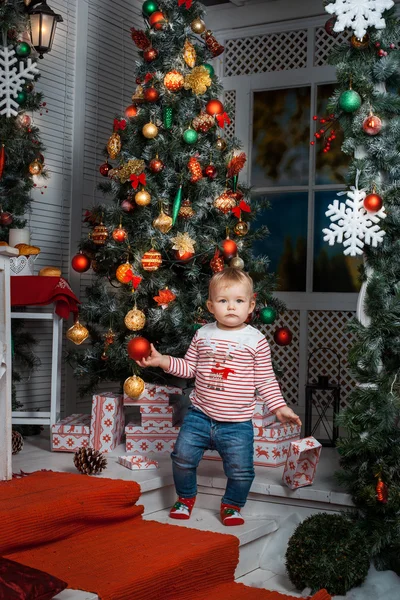 クリスマス ツリーの近くに立って女の赤ちゃん — ストック写真