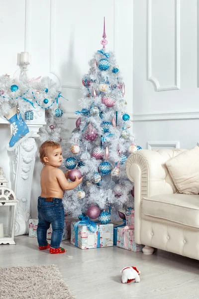 Bebek kız Noel ağacının yanında ayakta — Stok fotoğraf