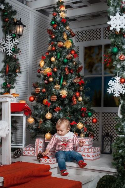 Noel ağacının yanındaki bebek — Stok fotoğraf