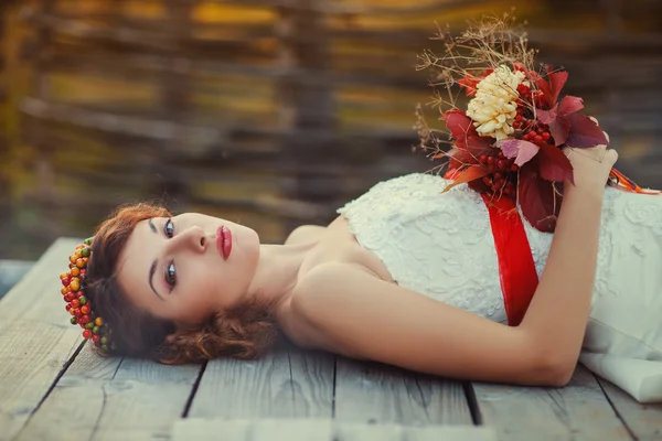 Ritratto della sposa con bouquet — Foto Stock