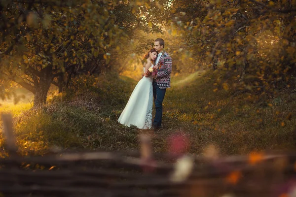 Recién casados se abrazan en el jardín — Foto de Stock