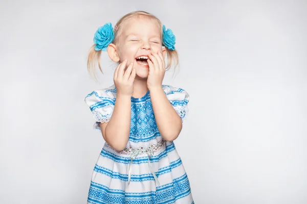 Küçük kız gülüyor.