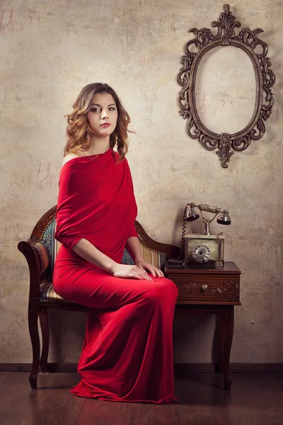 Retrato de menina em um vestido vermelho — Fotografia de Stock