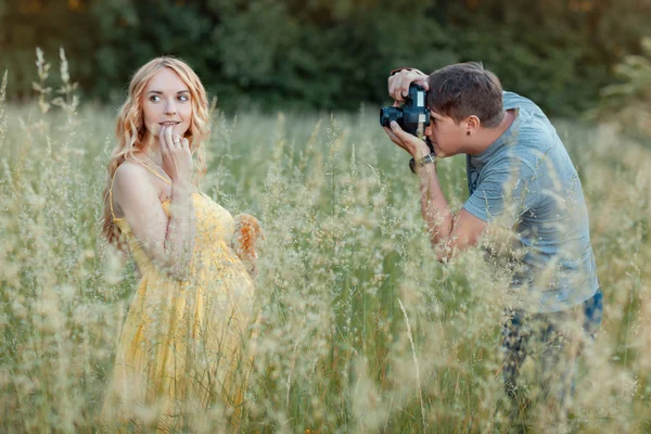 Il marito fotografa la moglie incinta in un campo — Foto Stock