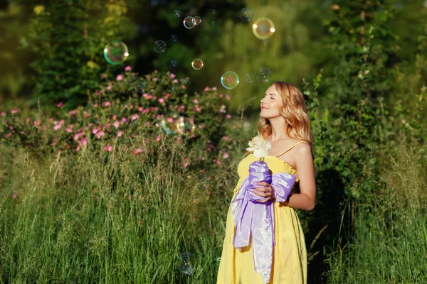 Ragazza incinta in piedi con rosa — Foto Stock