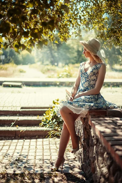 Ragazza è seduta sul parapetto — Foto Stock