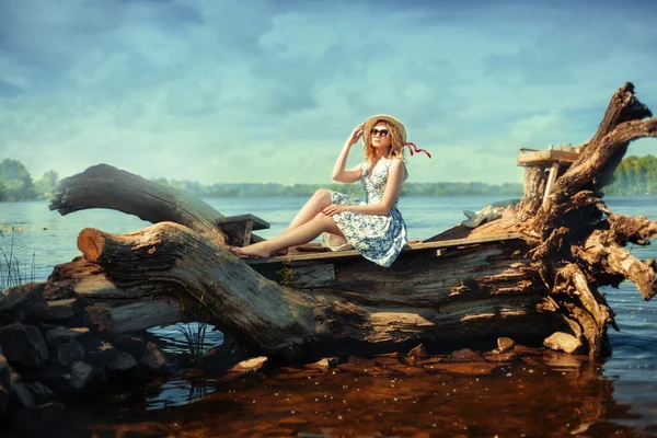 Menina no driftwood — Fotografia de Stock