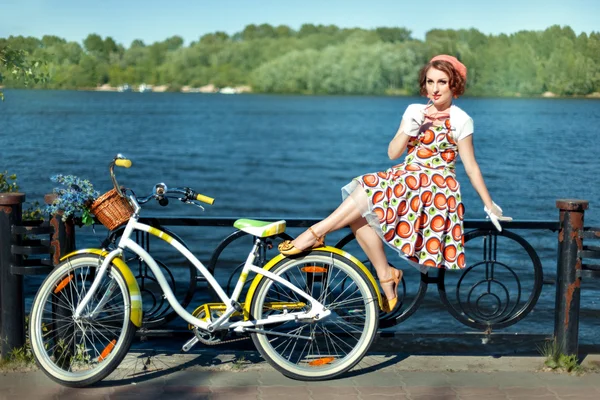 Дівчина біля велосипеда — стокове фото