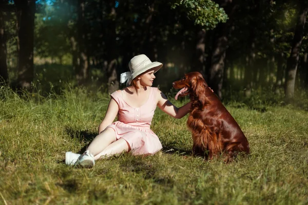 La ragazza nel prato con un cane — Foto Stock