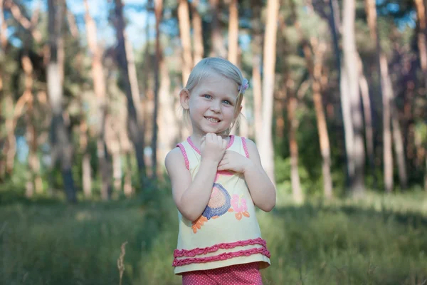 Bebê menina loira na floresta . — Fotografia de Stock