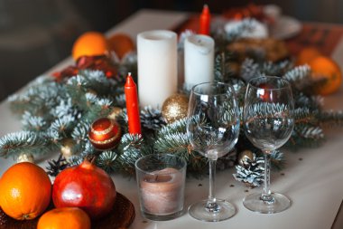 Mumlar ve gözlük ile Noel dekorasyon