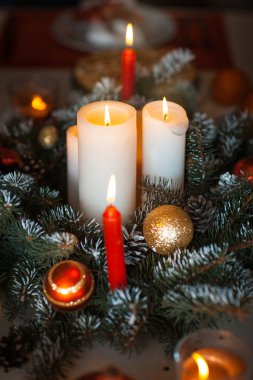 Yanan mumlar bir Noel dekorasyonu