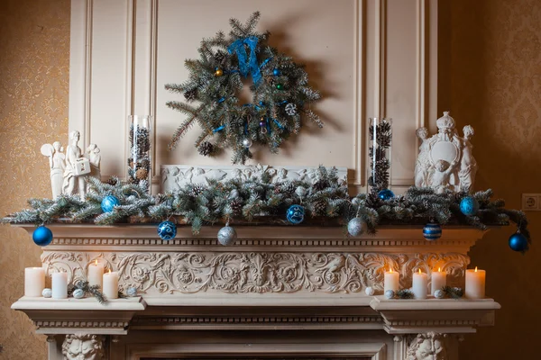 Noel şömine dekorasyonu ile — Stok fotoğraf