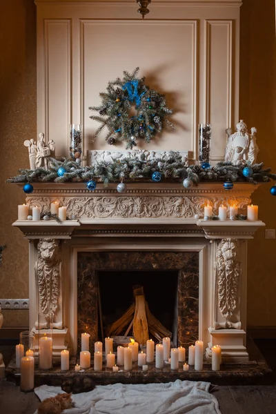 Boże Narodzenie kominek z świece i dekoracje Obrazek Stockowy