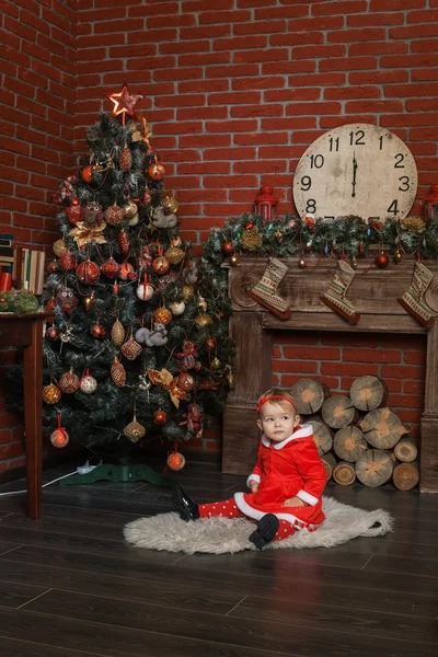 孩子坐在附近一棵圣诞树 — 图库照片