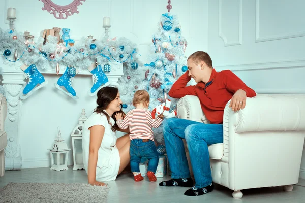 Szczęśliwa rodzina obchodzi Boże Narodzenie — Zdjęcie stockowe