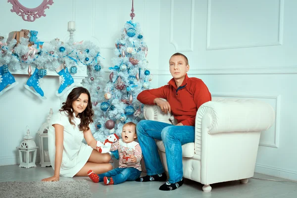 Familie poseren in de buurt van een kerstboom — Stockfoto