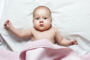 küçük bebek yalan