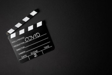Siyah arkaplan üzerinde Coronavirus salgınının ikinci dalgası sırasında bir film klasörünün genel görünümü ile yatay renk görüntüsü.