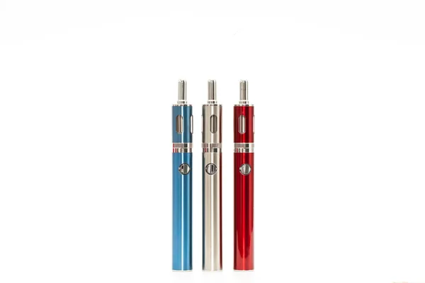 E-Cigarrillos (cigarrillos electrónicos) rojo aislado sobre fondo blanco — Foto de Stock