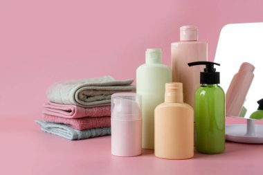 Kozmetik cilt bakım ürünleri, yüz ürünleri, pembe arka planda cilt içi boş şişe ambalajları. Güzellik ve güzellik konsepti.