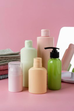 Kozmetik cilt bakım ürünleri, yüz ürünleri, pembe arka planda cilt içi boş şişe ambalajları. Güzellik ve güzellik konsepti. 