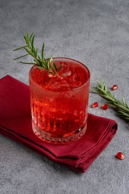 Gri masada gözlüklü yaz kokteyli. Taze yaz içkisi. Kırmızı sangria kokteyli, margarita kokteyli..