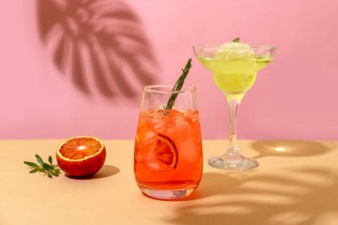 Popüler yaz buzlu alkollü kokteyller yaz güneşinin altında servis edilir. Gölgeli moda biçimi.