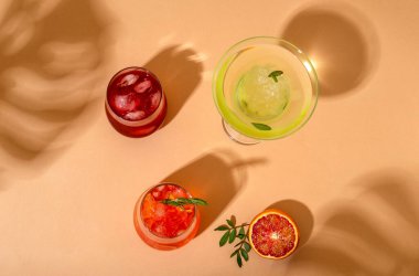 Popüler yaz buzlu alkollü kokteyller yaz güneşinin altında servis edilir. Gölgeli moda biçimi.