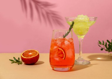 Popüler yaz buzlu alkollü kokteyller yaz güneşinin altında servis edilir. Gölgeli moda biçimi.