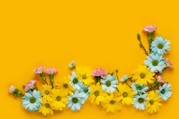 Wiosenny Kwiat Kwiatowy Wieniec Żółtym Tle Wiosną Płaskie Ułożenie Widok — Zdjęcie stockowe