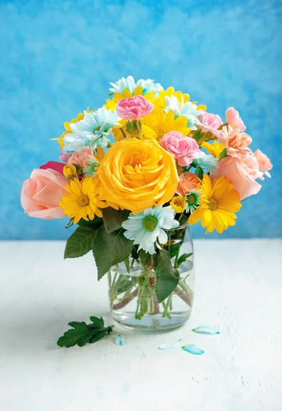 Een Boeket Van Heldere Lentebloemen Chrysanten Rozen Anjers Liggen Een — Stockfoto