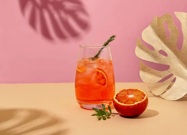 Popüler yaz buzlu alkollü kokteyller yaz güneşinin altında servis edilir. Gölgeli moda biçimi.