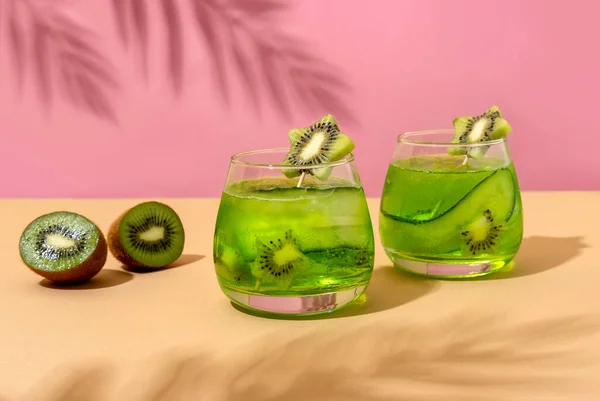 Cocktails Alcoolisés Tropicaux Glacés Été Avec Kiwi Servis Sous Lumière — Photo