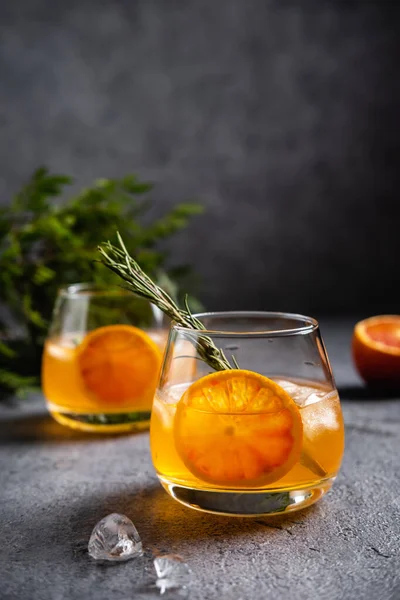Biberiyeli Citrus kokteyli. Siyah arka planda buz ve portakallı Negroni..