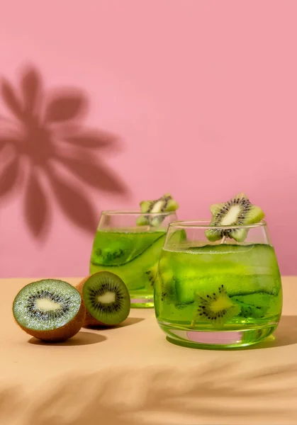 Tropical Summer Ice Alcoholic Cocktails Kiwi Served Summer Sun Light — Stock Photo, Image