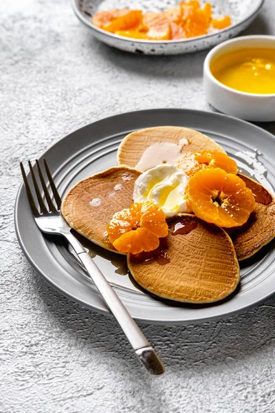 Close Delicious Pancakes Tangerines Honey Maple Syrup Breakfast Light Background — Stock Photo, Image