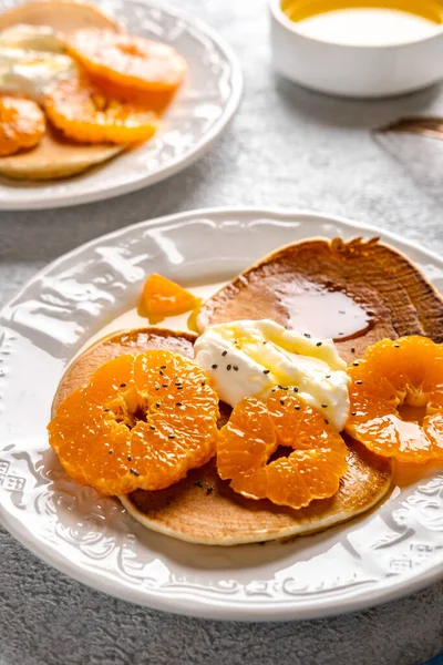 Close Delicious Pancakes Tangerines Honey Maple Syrup Breakfast Light Background — Stock Photo, Image