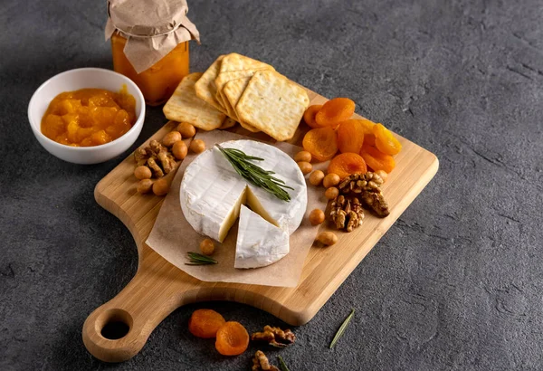 Fromage Brie Aux Noix Tranches Poire Abricots Secs Fromage Camembert — Photo